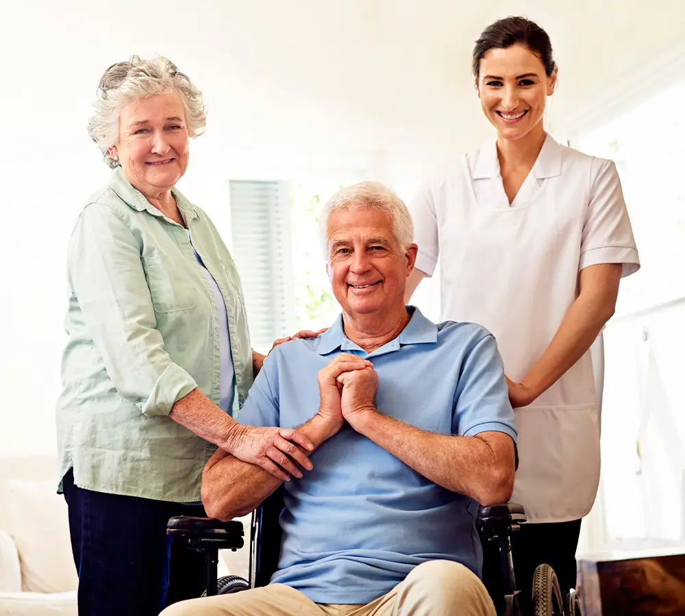 Família e profissional de cuidado representando o serviço de home care do case Cuidadores do Bem.