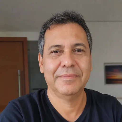 Retrato profissional para uso em prova social.