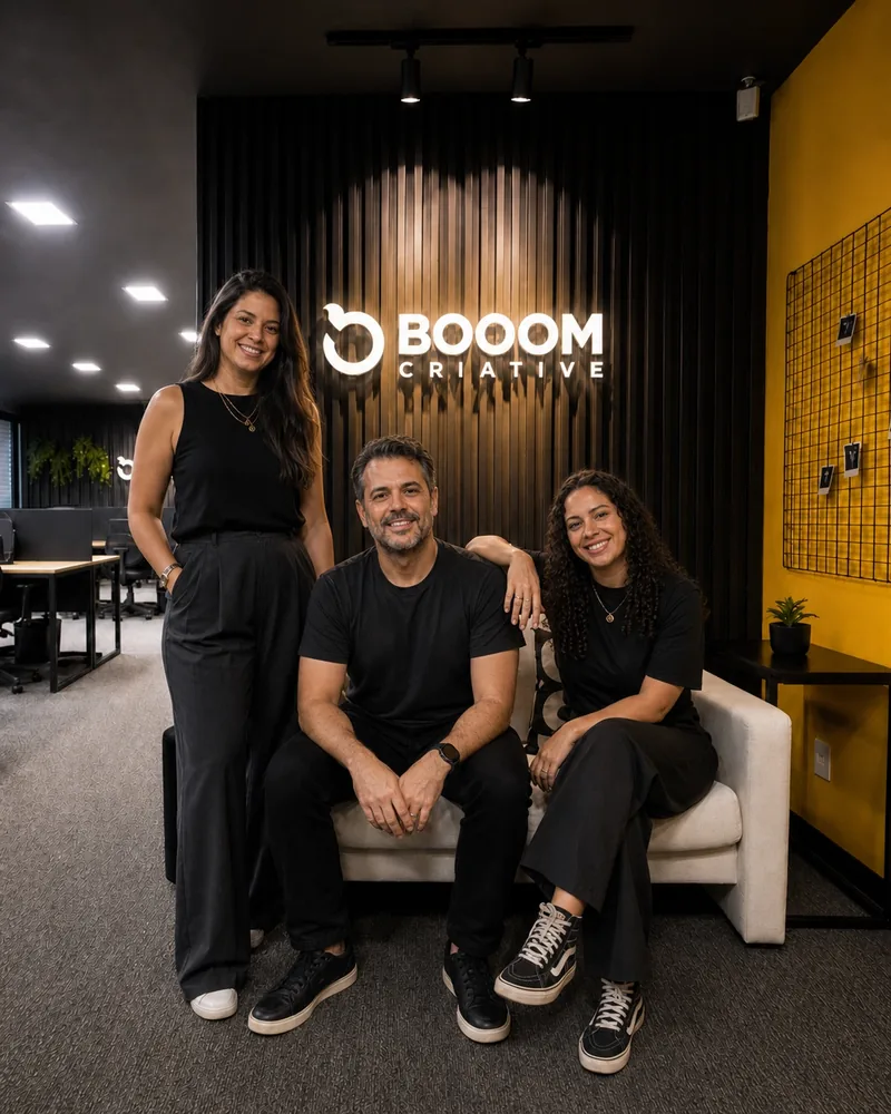 Equipe da BOOOM Criative reunida na sede da agência em Curitiba.