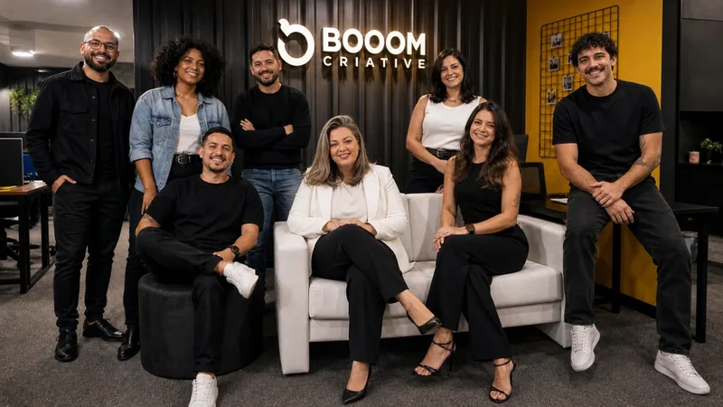 Equipe completa da BOOOM Criative reunida na sede da agência em Curitiba.