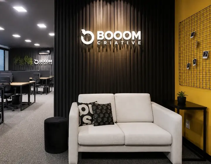 Recepção e área de espera da BOOOM Criative em Curitiba.