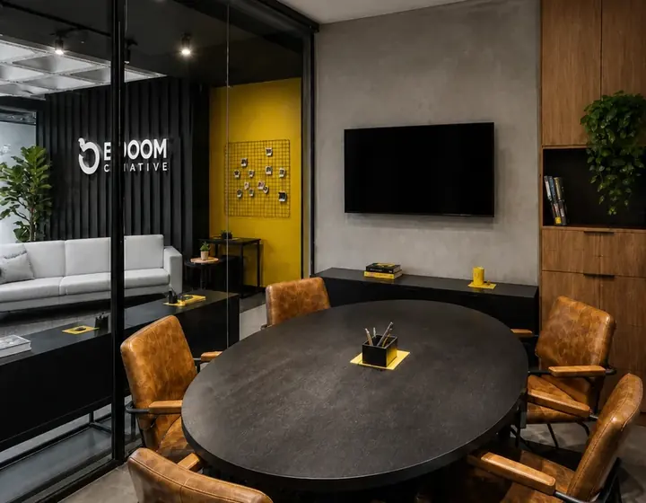Mesa de reuniões para atendimento estratégico na BOOOM Criative.